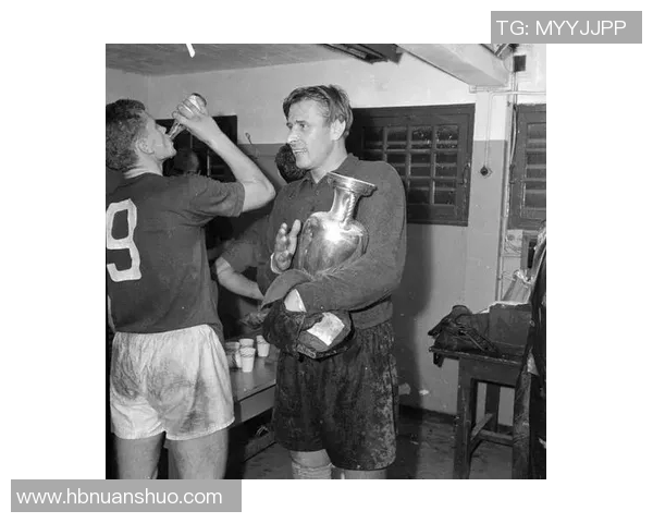 足球明星的学习成绩揭秘：他们如何平衡学业与职业生涯的挑战与成功